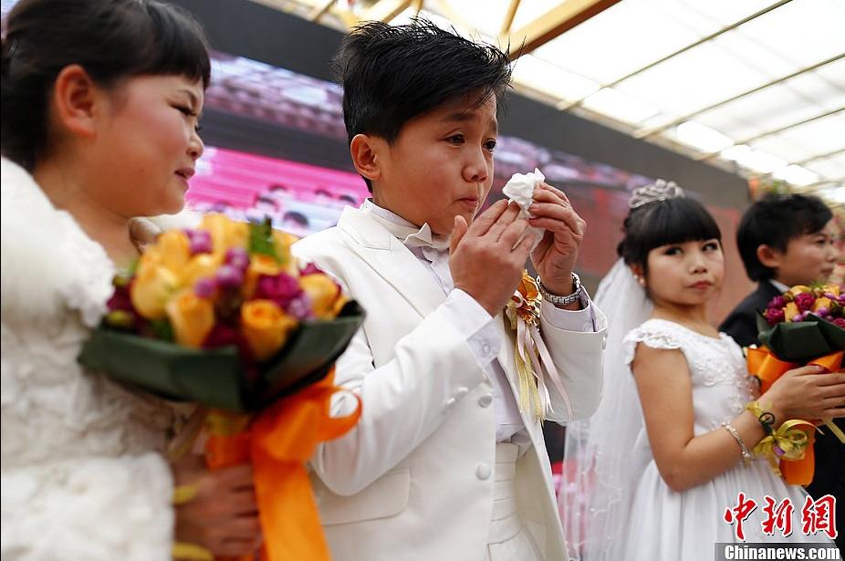 Seven couples who are about 126-centimeter-tall from a Beijing shadow play troupe attended the group wedding on Saturday. (Chinanews.com/Fu Tian) 