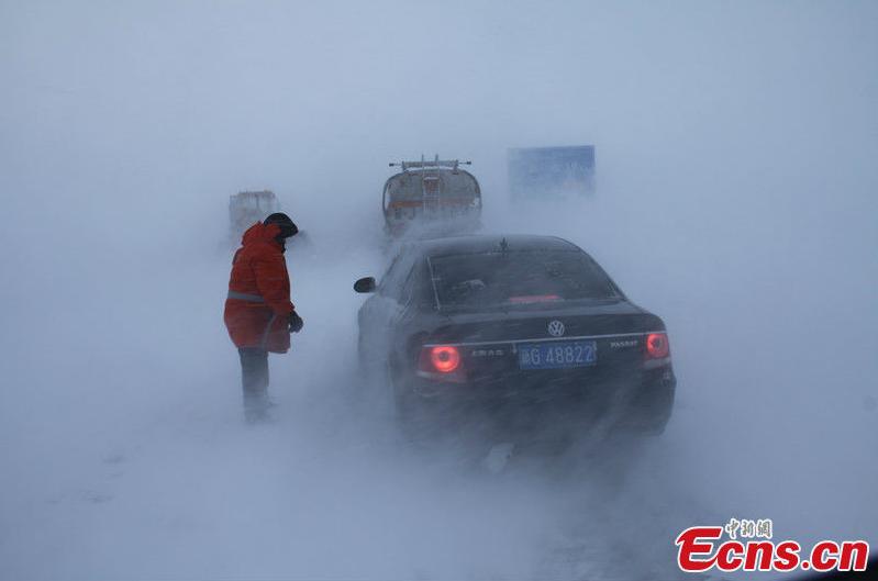 Strong winds of up to force 10 strand 96 vehicles and 477 passengers on sections of 302 Provincial Highway and 303 Provincial Highway in Northwest China's Xinjiang Uyghur Autonomous Region, December 1, 2012. [Photo: CNS/Cai Zengle] 