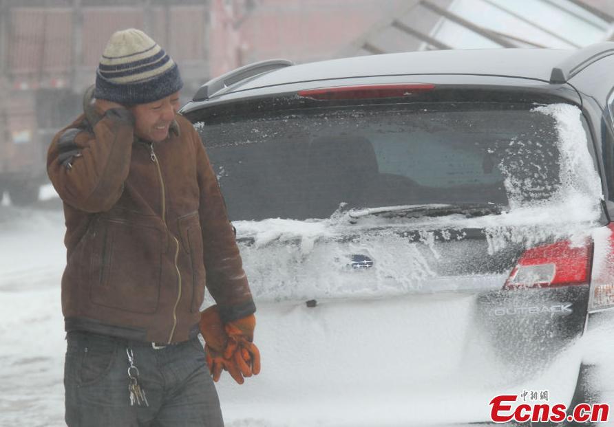 Strong winds of up to force 10 strand 96 vehicles and 477 passengers on sections of 302 Provincial Highway and 303 Provincial Highway in Northwest China's Xinjiang Uyghur Autonomous Region, December 1, 2012. [Photo: CNS/Cai Zengle] 