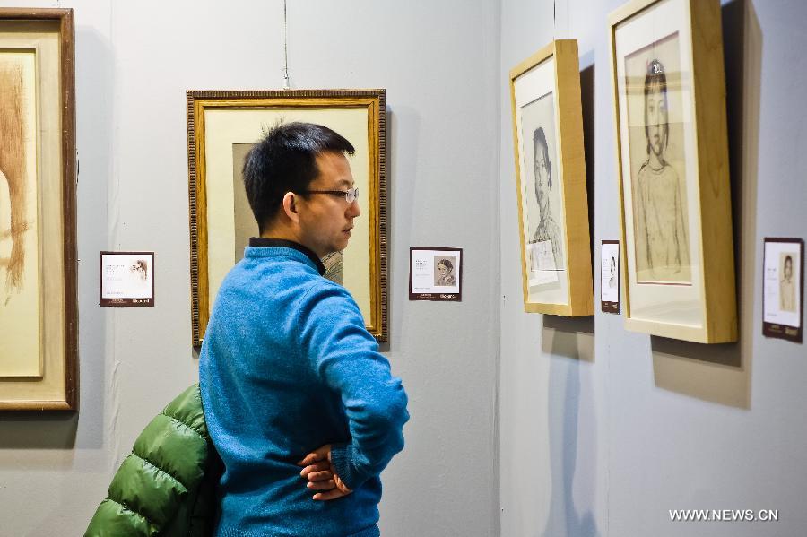 A man looks at a painting displayed during the preview of Beijing Council 2012 Autumn Auction held in Beijing International Hotel Convention Center in Beijing, capital of China, Dec. 3, 2012. The preview, which kicked off on Sunday, showcased over 2500 artworks of different varieties such as paintings, chinaware and sculptures. The auction will last from Dec. 5 to Dec. 7. (Xinhua/Zhang Cheng)