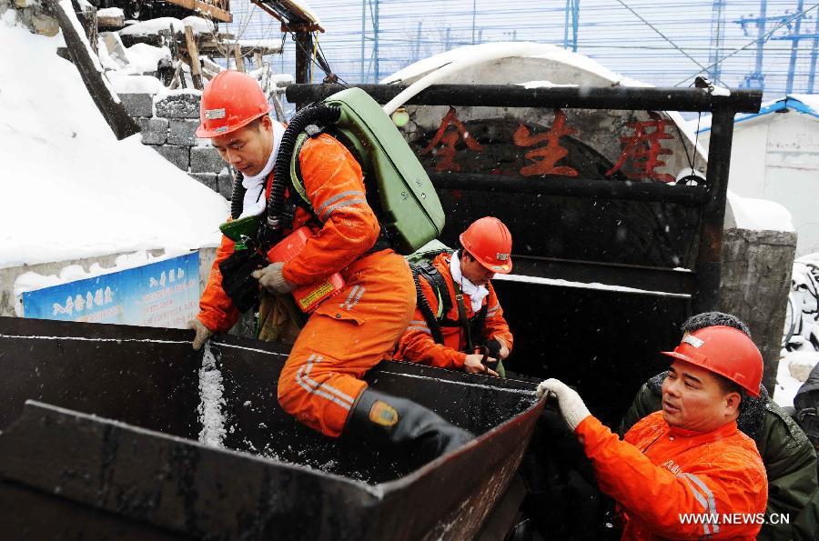 Rescuers get prepared to go down to the flooded Furuixiang Coal Mine in Qitaihe City, northeast China's Heilongjiang Province, Dec. 4, 2012. (Xinhua/Qin Cunguang)