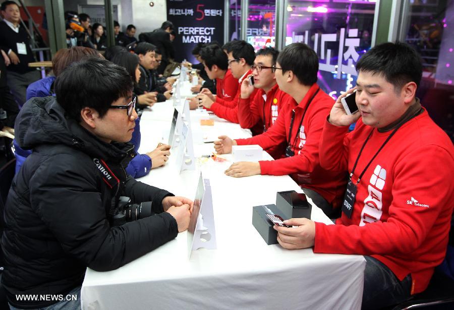 Customers purchase iPhone 5 during the iPhone 5 launch event in Seoul, South Korea, Dec. 7, 2012. (Xinhua/Park Jin hee) 