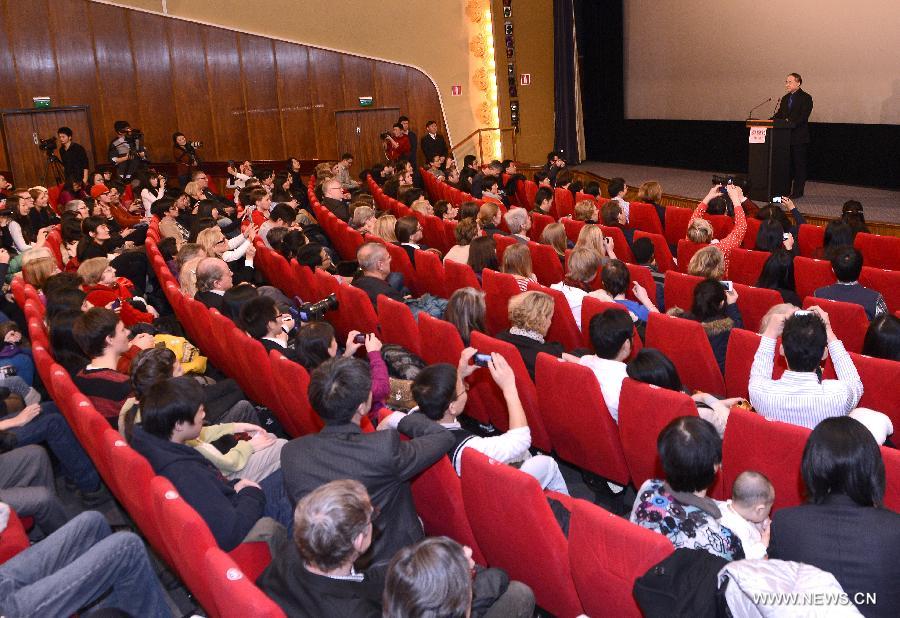 Chinese writer and 2012 Nobel Literature Prize winner Mo Yan meets with college students before they see the film Red Sorghum based on Mo Yan's manuscript in Stockholm, capital of Sweden on Dec. 9, 2012. (Xinhua/Wu Wei)