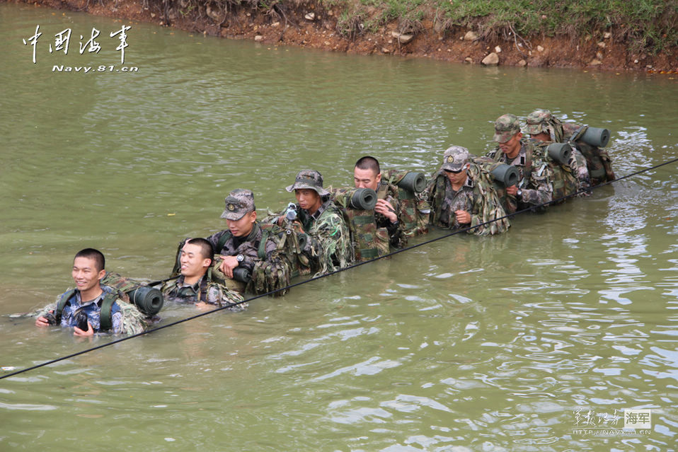 Two soldiers from the People's Liberation Army Navy take part in international sniper training. (Photo/navy.81.cn)