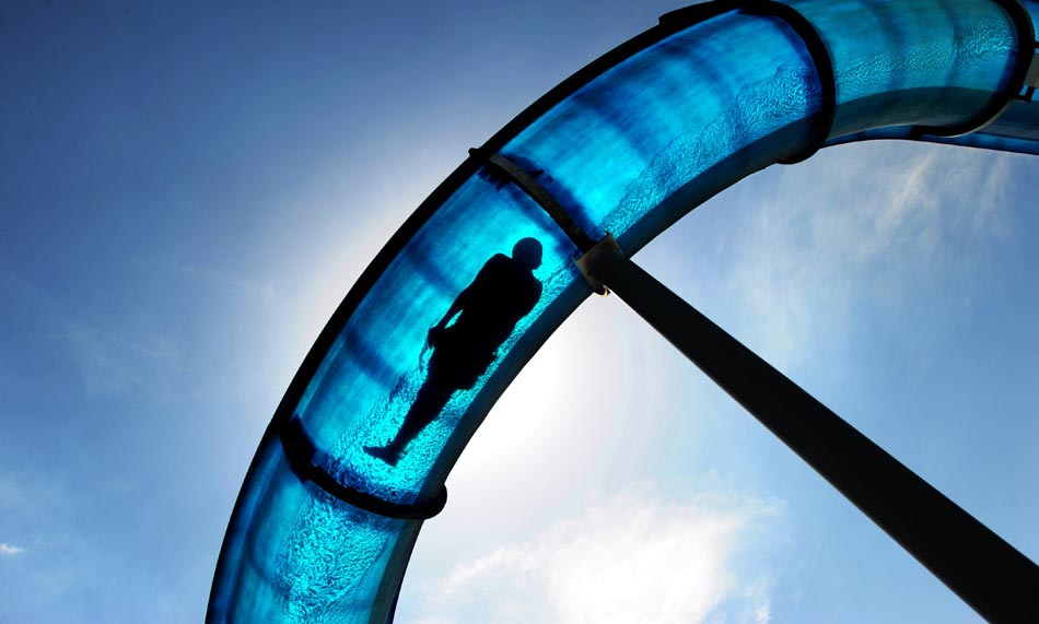 On a sunny day, a man slips into a swimming pool in Hameln, Germany on May 22, 2012. (Photo/AFP)