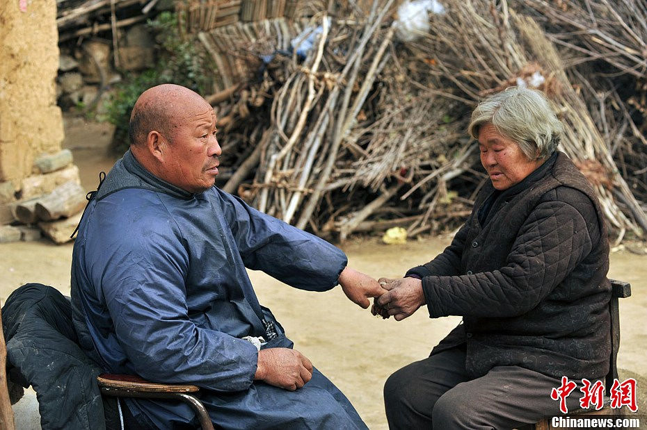 He Qian accompanies her husband under the jujube tree to bathe in the warm sun on beautiful days. (Chinanews)