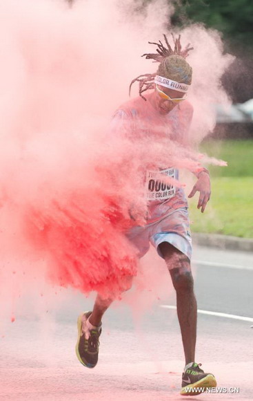 People participate in the Color Run race in Rio de Janeiro, Brazil, Dec. 16, 2012. (Xinhua/Weng Xinyang)  