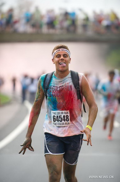 People participate in the Color Run race in Rio de Janeiro, Brazil, Dec. 16, 2012. (Xinhua/Weng Xinyang)  