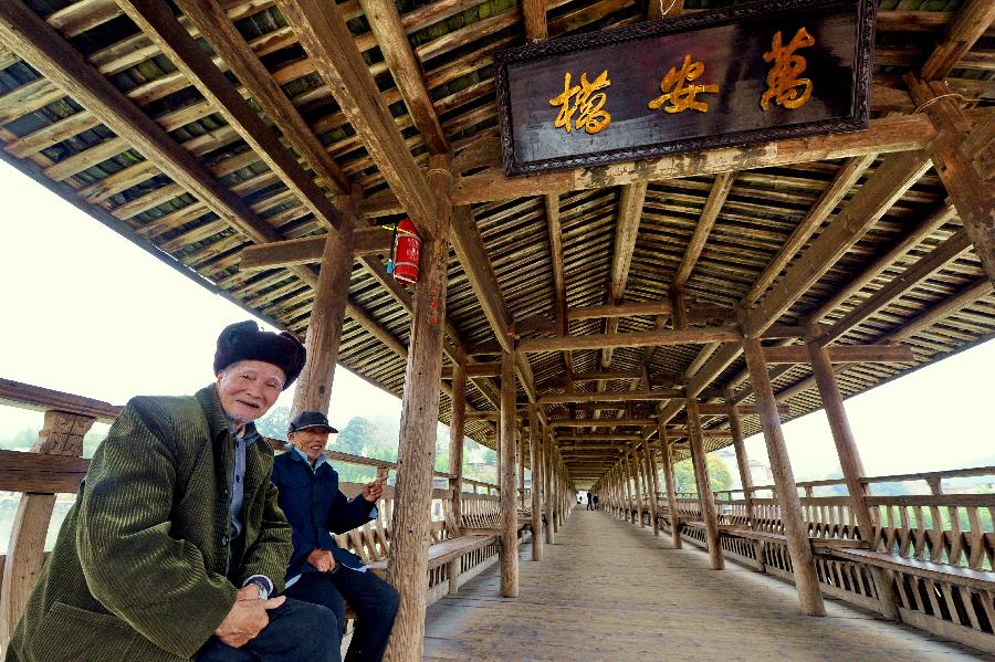 Wan'an Bridge, a timber arch lounge bridge, is seen in Changqiao Village of Pingnan County, southeast China's Fujian Province, Dec. 21, 2012.  (Xinhua/Zhang Guojun) 