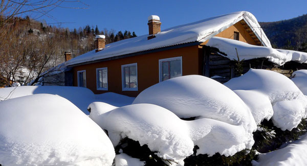 Being the northernmost province in China, Heilongjiang enjoys a winter tourism boom every year. In addition to its rich variety of snow sports, the province also attracts large numbers of visitors who come in search of an authentic experience living in its suburban areas. (Photo: China.org.cn)