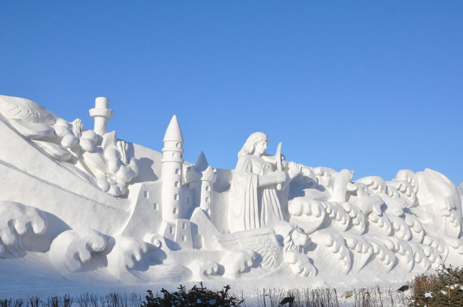 Photo shows a snow sculpture in the theme park of the 14th China-Russia-Mongolia International Ice and Snow Festival in Manzhouli, Hulun Buir in north China's Inner Mongolia Autonomous Region on December 25. (People's Daily Online/Zeng Shurou)