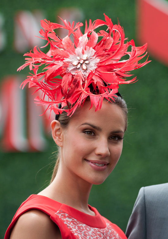 A woman wearing a beautiful hat in Melbourne, Australia (Photo/ Xinhua)