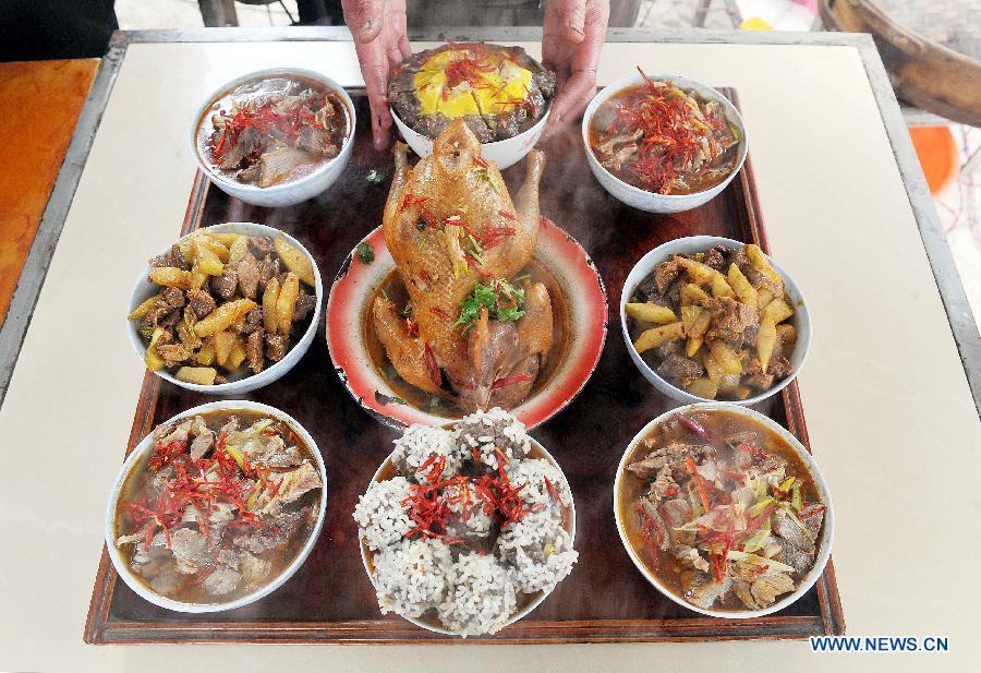 Su Lanhua, a woman of the Hui ethnic group, prepares halal food in Xinglong Town of Xiji County, northwest China's Ningxia Hui Autonomous Region, Dec. 27, 2012. (Xinhua/Peng Zhaozhi) 