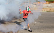 Palestinian protesters clash with Israeli soldiers