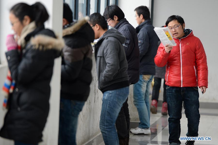 Students prepare for the upcoming National Entrance Examination for Postgraduate (NEEP) at a corridor in Anhui University in Hefei, capital of east China's Anhui Province, Jan. 3, 2013. Examinees taking the NEEP scheduled on Jan. 5 have rocketed up to 1.8 million this year, hitting an all-time high. (Xinhua/Zhang Rui) 