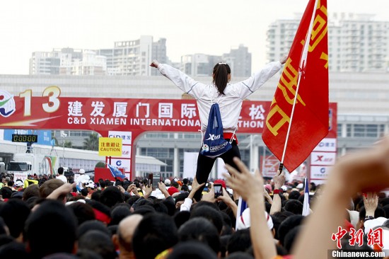 More than 73,000 participants have come from far and wide to race in the 11th Xiamen International Marathon on Saturday morning. (Chinanews/ Sheng Jiapeng)