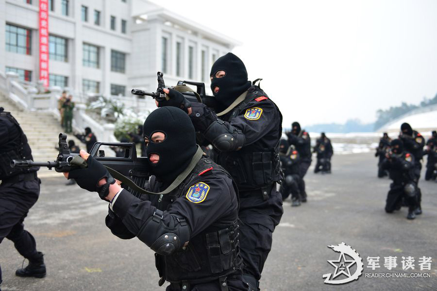 A detachment directly under the Hunan Contingent of the Chinese People's Armed Police Force (APF) conducts an anti-terrorism training in the current complex and harsh weather, in a bid to improve troops' anti-terrorist and emergency-handling capability. (China Military Online/Wu Jianbo, Wu Wufeng)  