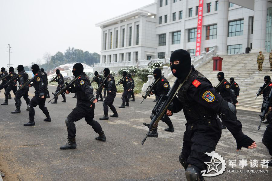 A detachment directly under the Hunan Contingent of the Chinese People's Armed Police Force (APF) conducts an anti-terrorism training in the current complex and harsh weather, in a bid to improve troops' anti-terrorist and emergency-handling capability. (China Military Online/Wu Jianbo, Wu Wufeng)  