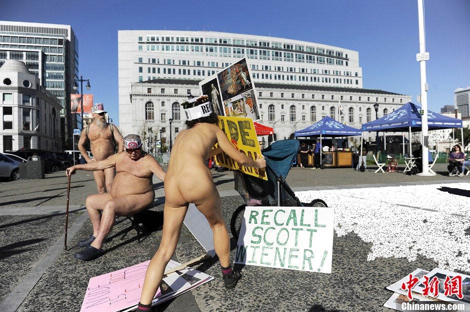 Demonstrators gather at a protest against a proposed nudity ban outside of City Hall in San Francisco on Jan.8, 2013.(Chinanews.com/Chen Gang)