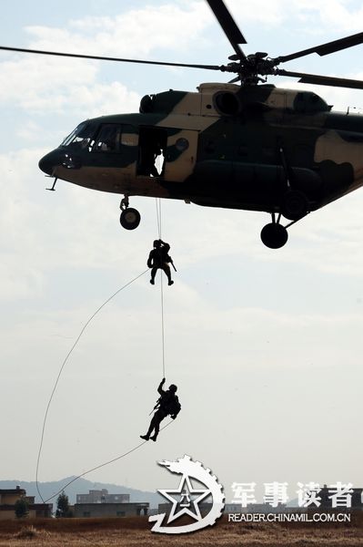 A division under the Nanjing Military Area Command (MAC) of the Chinese People's Liberation Army (PLA) organizes a helicopter air-landing training, in a bid to all-roundly temper troops' actual-combat and rapid delivery capability. (China Military Online/Xiao Qingming)