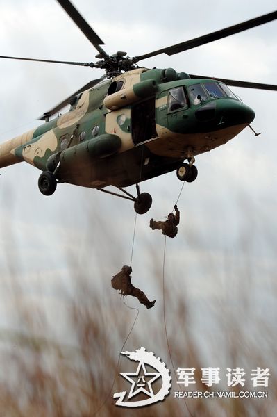 A division under the Nanjing Military Area Command (MAC) of the Chinese People's Liberation Army (PLA) organizes a helicopter air-landing training, in a bid to all-roundly temper troops' actual-combat and rapid delivery capability. (China Military Online/Xiao Qingming)