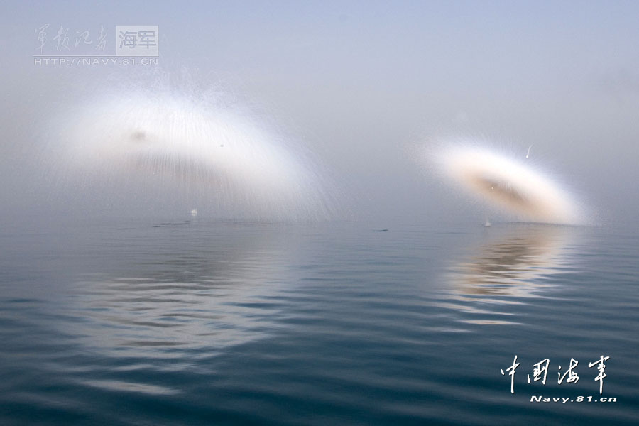 The "Qingdao" guided-missile destroyer of the Chinese Navy conducts live-fire drill. (navy.81.cn/Zhang Qun)