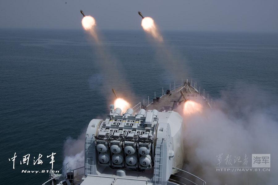 The "Qingdao" guided-missile destroyer of the Chinese Navy conducts live-fire drill. (navy.81.cn/Zhang Qun)