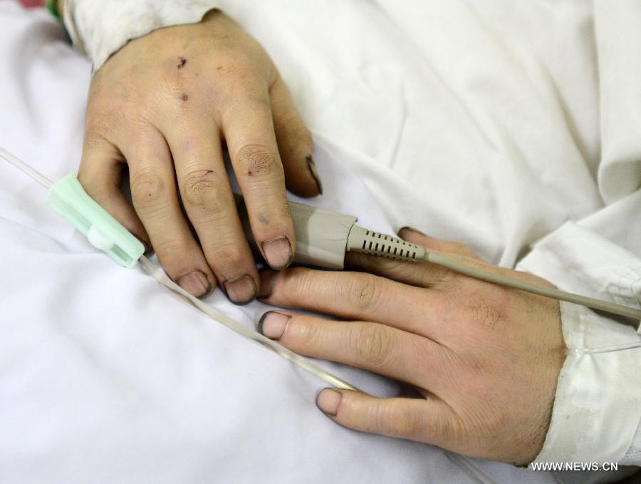 Jin Jigang, who is wounded in a blast, receives treatment in a hospital in Shuangyashan City, northeast China's Heilongjiang Province, Jan. 11, 2013. (Xinhua/Wang Kai)