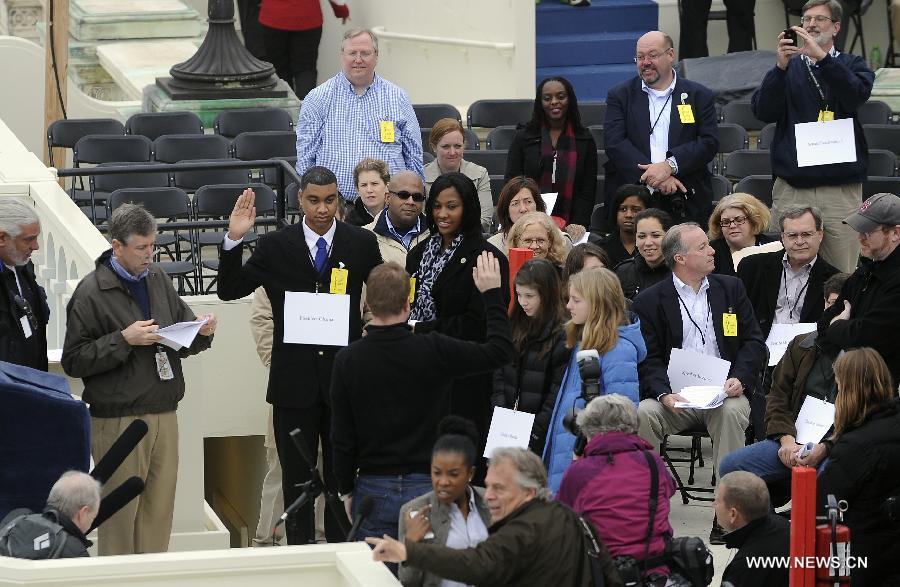 Elliot (3rd L), stand-in for U.S. President Barack Obama, takes part in the swearing-in at a dress rehearsal of the 57th Presidential Inaugural ceremony on the West Steps of the U.S. Capitol in Washington D.C., capital of the United States, Jan. 13, 2013. U.S. President Barack Obama will be ceremonially sworn in for a second four-year term on January 21. (Xinhua/Zhang Jun) 