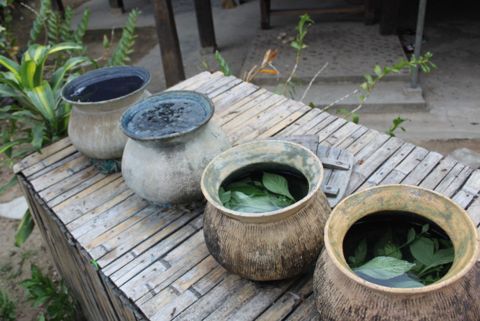 Cloth dyeing (Photo/An Wei,China.org.cn)