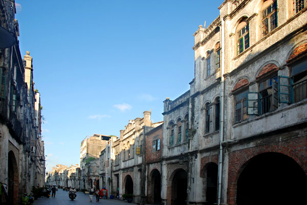 Beihai's Old Street, built in the late 19th century, is flanked by buildings featuring both Chinese and Western architectural elements. (China Daily)