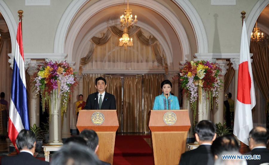 Thai Prime Minister Yingluck Shinawatra (R) and Japanese Prime Minister Shinzo Abe (L) attend a joint press conference at the Government House in Bangkok, capital of Thailand, Jan. 17, 2013. Shinzo Abe arrived in Bangkok on Thursday for a two-day official visit to Thailand.(Xinhua/Gao Jianjun)