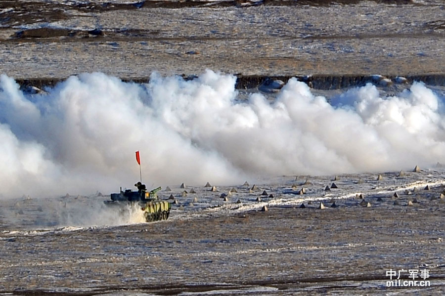 The Beijing Military Area Command (MAC) of the Chinese People's Liberation Army (PLA) organized a large-scale winter actual-troop drill in Zhurihe military training base from Jan. 8 to 18, 2013, so as to greatly improve the actual-combat capability of the troops in the cold weather. （mil.cnr.cn/Zhang Kunping, Zhang Leifeng, Gao Bo, Cheng Jianfeng, Wang Guohong）