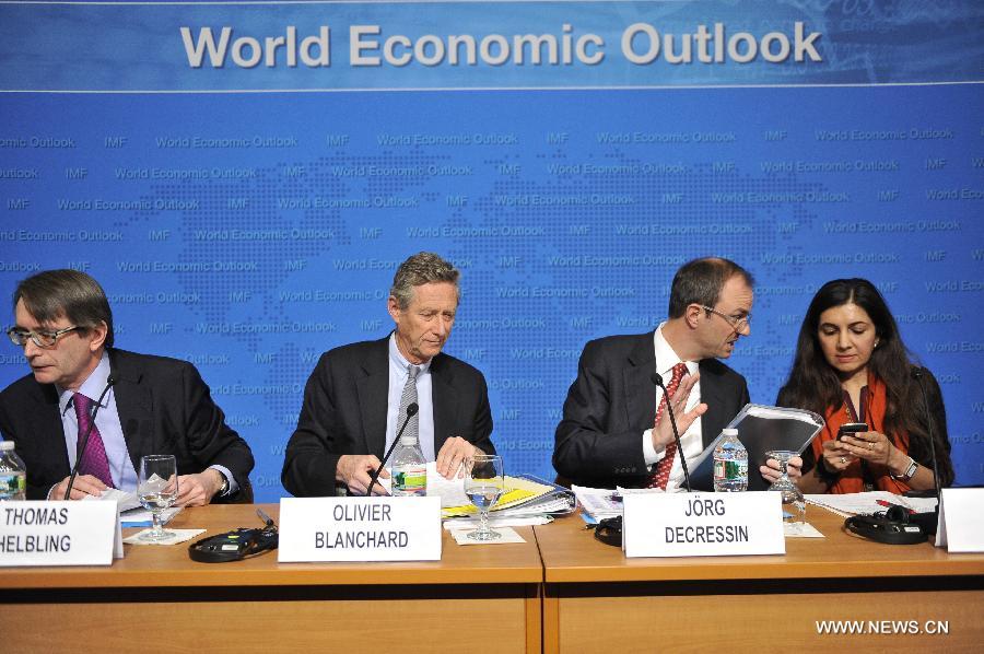 Economists of the International Monetary Fund (IMF) attend a news conference on the updated World Economic Outlook (WEO), a twice-yearly flagship report, in Washington D.C., capital of the United States, Jan. 23, 2013. The IMF said Wednesday that the world economy stands poised for a gradual upturn in 2013 with output rising by 3.5 percent. (Xinhua/Wang Yiou) 