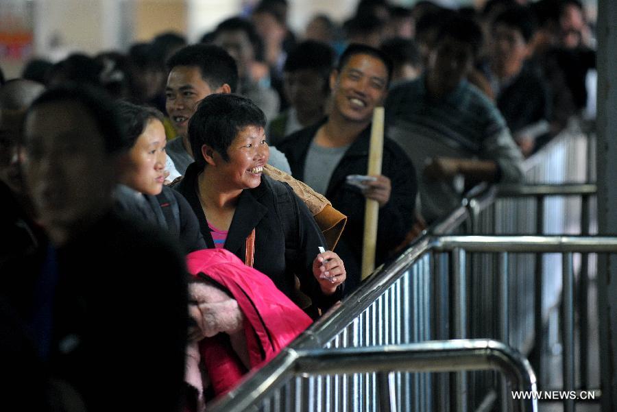 Passengers prepare to board a ship at the Xiuying Port in Haikou, capital of south China's Hainan Province, Jan. 24, 2013. Haikou witnessed a travel rush on Thursday as the Spring Festival draws near. (Xinhua/Guo Cheng)