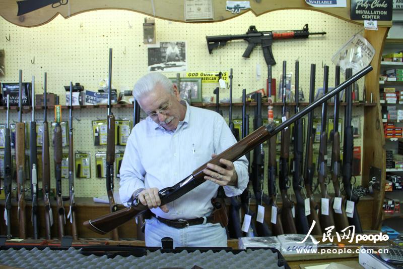 Photo taken on Jan. 20 shows a gun shop in  Los Angeles. Recently, reporters from People’s Daily Online walked into several gun shops in Los Angeles and tried to get the real opinions of buyers and sellers on the issue of gun control.(People's Daily Online/ Chen Yiming)