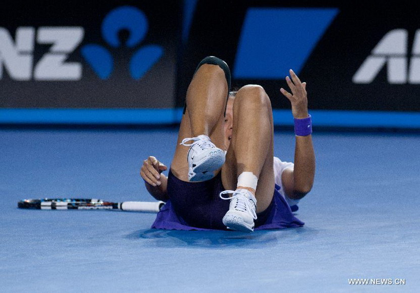 Li Na of China reacts after falling during the women's singles final match against Victoria Azarenka of Belarus at the 2013 Australian Open tennis tournament in Melbourne, Australia, Jan. 26, 2013. Azarenka won 2-1 to claim the title. (Xinhua/Bai Xue)