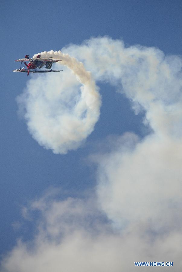 U.S. pilot Skip Stewart performs during the "2013 Ilopango Air Show", at the Ilopango air base in the city of San Salvador, capital of El Salvador, on Jan. 26, 2013. The show was held to raise funds for the National Children's Hospital Benjamin Bloom. (Xinhua/Oscar Rivera) 