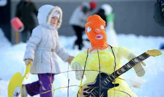 Russians are getting their creative caps on to enjoy the long-lasting wintertime. Three days of continuous snowfall in Moscow provides plenty of raw material for a snowman building competition, where families are turning thick snow on the ground into fine pieces of art. (cntv)