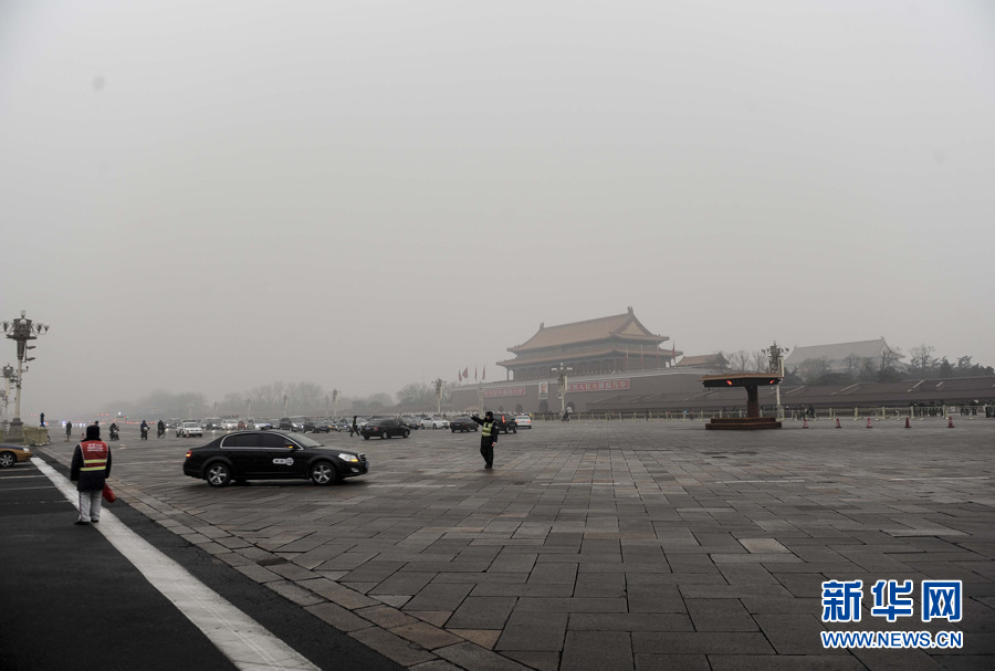 Rain and light snow falls in Beijing slightly disperse the lingering smog that suffocated the city for a few days. A fresh cold front hit the central and eastern China on Thursday and was expected to ease the smog that suffocated these areas in the past few days. Because of the freezing temperature, the rainwater turned to thin ice on the road, leading to many slips and traffic accidents in Beijing on Thursday. (Photo/Xinhua)