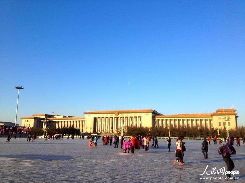 Blue sky reappears over the Tian'anmen Square in Beijing, Feb. 1, 2013. Beijingers experienced 25 foggy days last month. (People’s Daily Online/Weng Qiyu) 