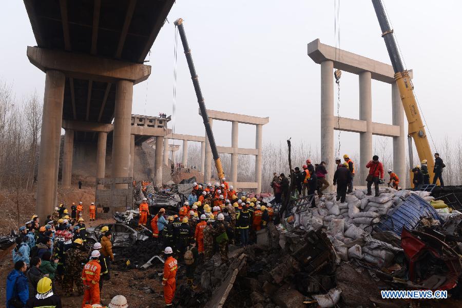 Rescuers work at the accident locale where an 80 meter-long section of an expressway bridge collapsed due to a truck explosion in Mianchi County of Sanmenxia City in central China's Henan Province, Feb. 1, 2013. (Xinhua/Zhao Peng)