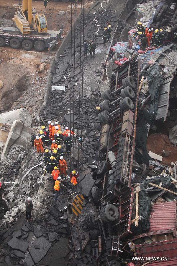 Rescuers work at the accident site where an 80-meter-long section of an expressway bridge collapsed due to a truck explosion in Mianchi County, Sanmenxia, central China's Henan Province, Feb.1, 2013.  (Xinhua/Zhang Xiaoli)