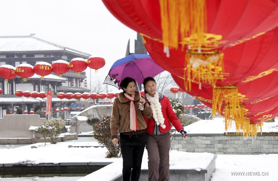 Visitors view lanterns in snow in Yinan County of Linyi City, east China's Shandong Province, Feb. 5, 2013. (Xinhua/Du Yubao) 