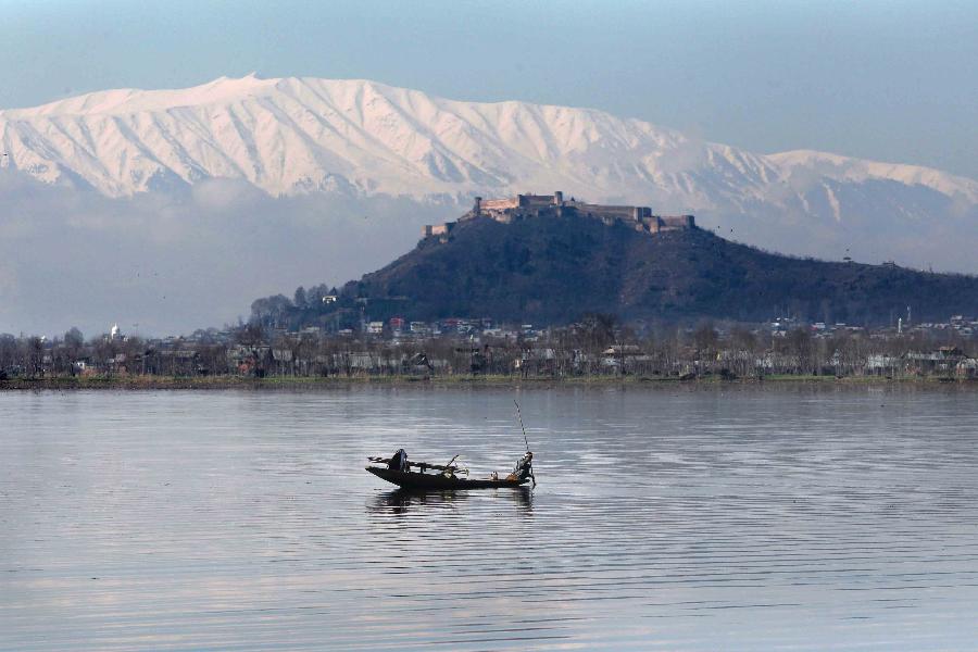 A Kashmiri man rows a boat on Dal Lake during a sunny day in Srinagar, summer capital of Indian-controlled Kashmir, Feb. 6, 2013. (Xinhua/Javed Dar)