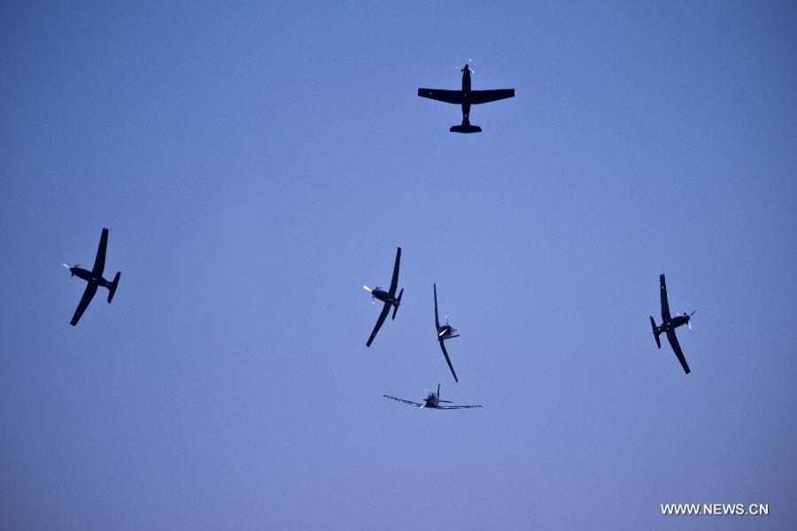 Members of the Mexican Air Force perform air acrobacies as part of an exhibition during a ceremony to commemorate the 98th anniversary of the Mexican Air Force, held at the Santa Lucia Military Air Base in Santa Lucia, Tecamac, State of Mexico, on Feb. 10, 2013. (Xinhua/Rodrigo Oropeza) 