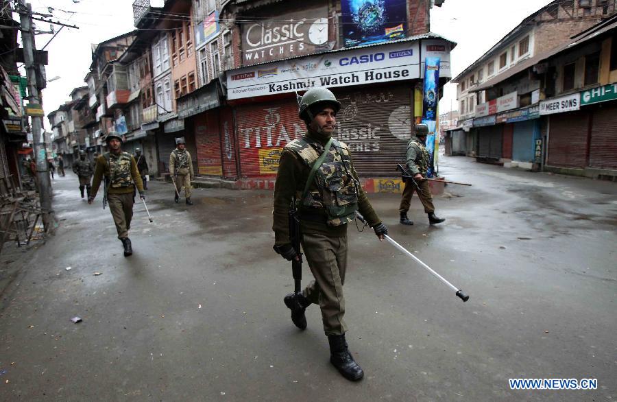 Indian paramilitary soldiers patrol during a curfew in Srinagar, the summer capital of Indian-controlled Kashmir, Feb. 15, 2013. Authorities have imposed strict curfew and restriction to stop a protest march by Kashmiri separatist group Hurriyat (Freedom) Conference. Hurriyat (Freedom) Conference had given a call for march against Kashmiri leader Afzal Guru's hanging. Afzal Guru was hanged on February 9, 2013 for an attack on the Indian parliament in 2001, which killed nine people. (Xinhua/Javed Dar) 