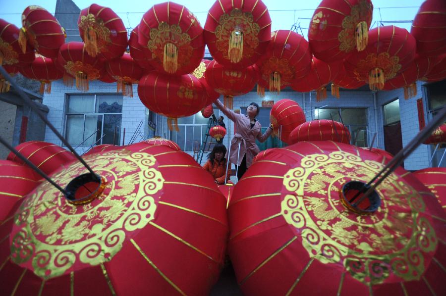 Villagers air the newly-made red lanterns at Yangzhao Village of Jishan County, north China's Shanxi Province, Feb. 16, 2013, as the Lantern Festival approaches. The Lantern Festival falls on the 15th day of the first month of the Chinese lunar calendar, or Feb. 24 this year. (Xinhua) 