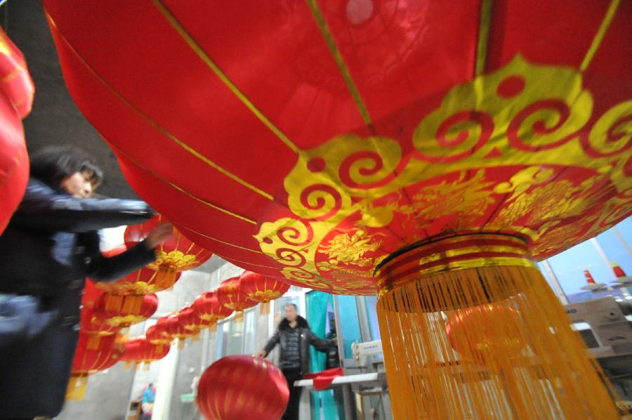 Villagers air the newly-made red lanterns at Yangzhao Village of Jishan County, north China's Shanxi Province, Feb. 16, 2013, as the Lantern Festival approaches. The Lantern Festival falls on the 15th day of the first month of the Chinese lunar calendar, or Feb. 24 this year. (Xinhua)  