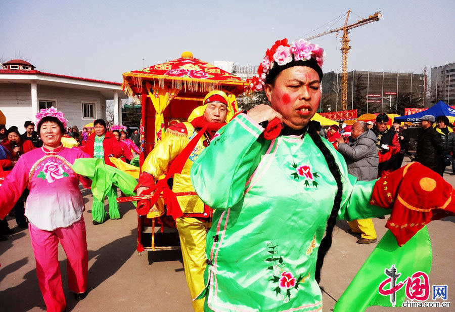 The public swarm to Beijing International Sculpture Park to taste the traditional New Year food and watch the traditional performances at a temple fair held from Feb. 10 to 16, 2013.  (Photo/China.org.cn)